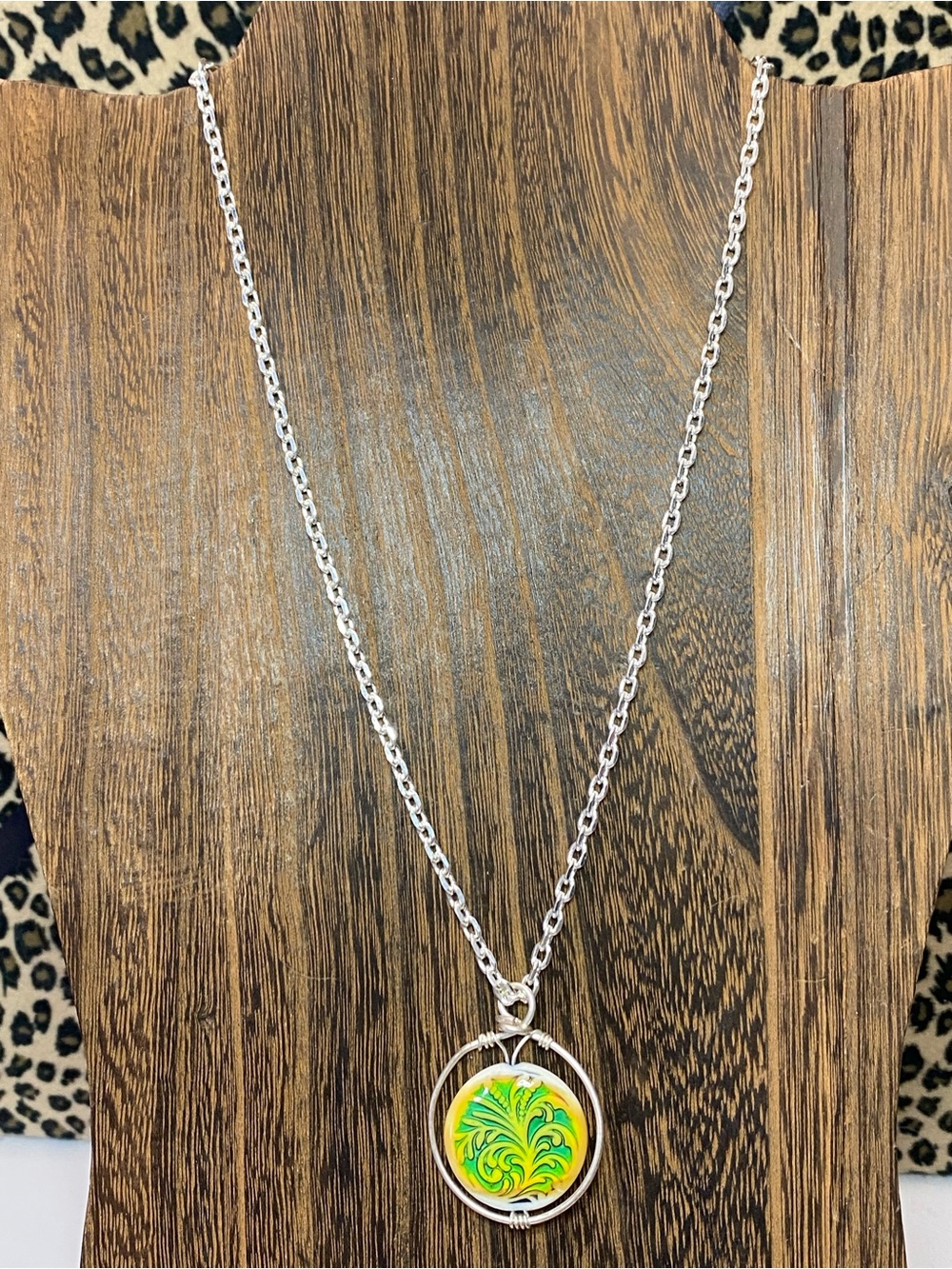 Silver-Tone Spinner Pendant Necklace Green Yellow Floral Art Glass Vintage-Style